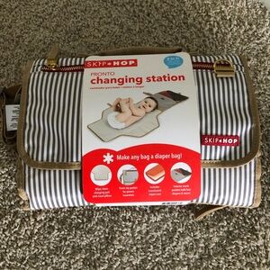 New. Skip Hop 2 in 1 Pronto Signature Changing Station